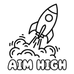 Puede incluir: Ilustración en blanco y negro de un cohete despegando. El cohete asciende, dejando una estela de humo y llamas. Debajo, las palabras "AIM HIGH" están escritas en una fuente audaz y redondeada, simbolizando la ambición.