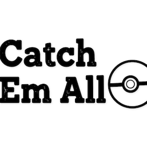 Può includere: Testo nero su sfondo bianco: "Catch 'Em All" con una grafica stilizzata di Poké Ball. Il testo è in grassetto, leggermente usurato, e la Poké Ball è un design semplice in bianco e nero.