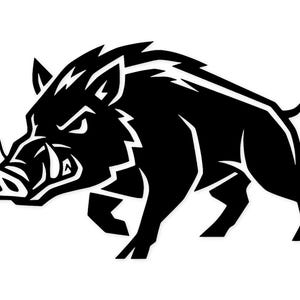 Puede incluir: Ilustración en blanco y negro de un jabalí corriendo. El jabalí tiene colmillos afilados y una expresión enfadada. La imagen es un diseño gráfico, probablemente para un logotipo o emblema.