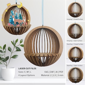Könnte beinhalten: Dekorative, kugelförmige Ornamente aus Holz, lasergeschnitten und zum Aufhängen bestimmt. Eines der Ornamente zeigt ein Reh, Bäume und Pilze. Der Text auf dem Bild lautet "LASER CUT FILES" und "Größen: S | M | L".
