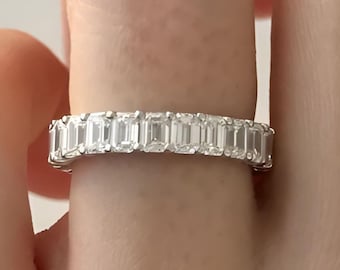 Ehering mit 3 Karat Smaragdschliff und im Labor gezüchteten Diamanten, geteilter Krappenfassung und durchgehender Eternity-Fassung