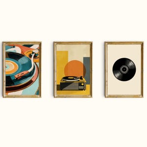 Könnte beinhalten: Set aus drei gerahmten Kunstdrucken mit Retro-Illustrationen von Plattenspielern und Schallplatten. Die Kunstwerke verwenden eine lebendige Farbpalette aus Türkis, Orange, Gelb und Schwarz, mit goldfarbenen Rahmen. Die Drucke werden vor einem weißen Hintergrund angezeigt.