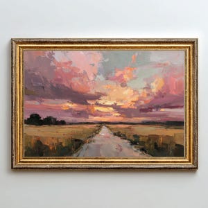 Peut inclure: Peinture à l'huile dans un cadre doré représentant un coucher de soleil sur un paysage rural. Le ciel est rempli de nuages roses, oranges et violets. Une route mène à l'horizon, avec des champs jaunes et verts de chaque côté. L'œuvre est encadrée dans un cadre doré.
