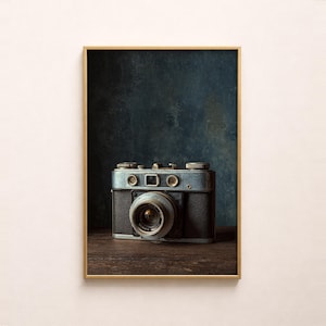 Fotografía vintage de naturaleza muerta con cámara de película: fotografía retro con ambiente melancólico, arte rústico con telémetro (descarga digital).