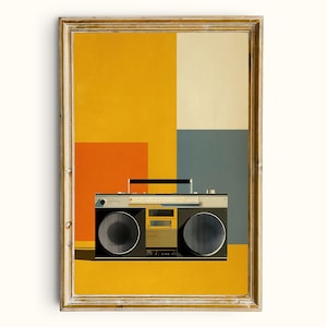 Może przedstawiać: Oprawiony wydruk przedstawiający retro boombox na tle geometrycznych kształtów w kolorach żółtym, pomarańczowym i niebieskim. Boombox jest czarny i srebrny, z dużymi kratkami głośnikowymi i uchwytem. Rama jest w jasnym, ciepłym kolorze.