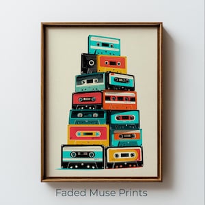 Puede incluir: Una lámina artística enmarcada que muestra una pila vertical de once casetes de colores en tonos turquesa, naranja, amarillo y negro. La ilustración se presenta sobre un fondo crema, con el texto Faded Muse Prints escrito debajo.