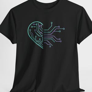 Könnte beinhalten: Schwarzes T-Shirt mit einem Halbherz-Design in einem Leiterplattenmuster. Das Leiterplattenmuster ist in Türkis und Lila gehalten. Das T-Shirt besteht aus einem weichen Material.