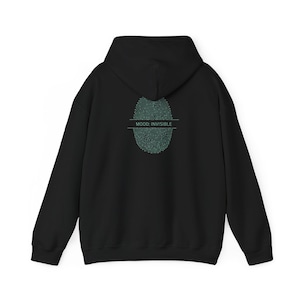 Puede incluir: Sudadera con capucha negra con capucha y mangas largas. La parte trasera presenta un diseño de huella dactilar turquesa con el texto "MOOD: INVISIBLE" impreso debajo. La sudadera con capucha está hecha de un material suave y cómodo.