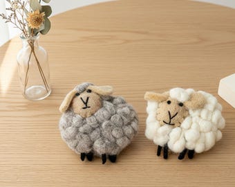 Broches de oveja hechos a mano con fieltro de lana. Adorno de alfiler con aguja de fieltro y un delicado encanto.