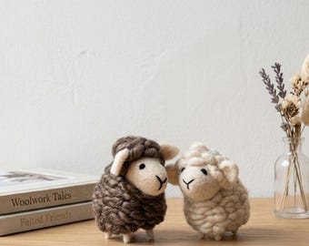 Handgemaakt minischaapje van wolvilt. Naaldvilten lamsornament, cadeau voor haar
