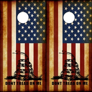 Cornhole Wraps Rustikale Amerikanische Flaggen mit Gadsden Snake Don&#39;t Tread on Me | Zwei Vinyl Decals für Cornhole Boards - Einfach anzubringen