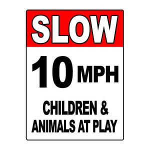 Op de afbeelding: Een rood en wit bord met de tekst "SLOW 10 MPH CHILDREN & ANIMALS AT PLAY".
