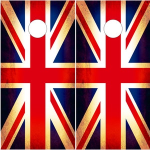 Pode incluir: Dois tabuleiros de cornhole de estilo vintage com um design de bandeira Union Jack desbotada. Os tabuleiros são pintados de vermelho, branco e azul com um visual desbotado e texturizado.