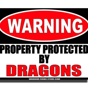 Zabawny znak ostrzegawczy Dragons - Nieruchomość chroniona przez Dragons Aluminium Sign - Koniecznie sprawdź wszystkie nasze zabawne znaki ostrzegawcze Fantasy 396