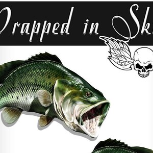 以下が含まれることがあります： 口を開けた緑と白のバスの魚。3Dスタイルで、「Wrapped in Skins」というテキストが上にあります。