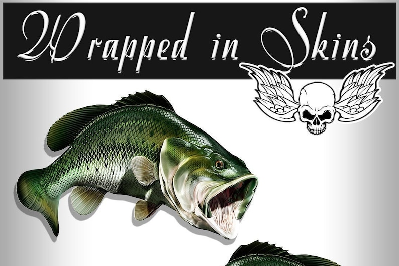 以下が含まれることがあります： 口を開けた緑と白のバスの魚。3Dスタイルで、「Wrapped in Skins」というテキストが上にあります。