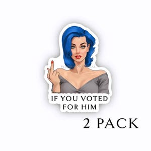 以下が含まれることがあります： 青い髪の女性が中指を立てているステッカー。ステッカーには「彼に投票したなら」と書かれています。ステッカーは2パック入りです。