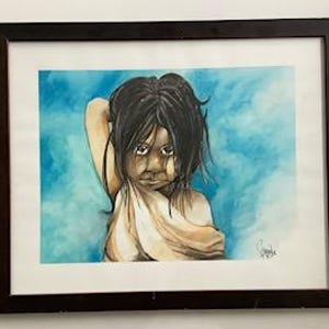 Peut inclure: Peinture à l'aquarelle d'un enfant aux cheveux foncés et à l'expression sombre, encadrée dans un cadre en bois foncé. L'enfant est représenté sur un fond bleu et blanc à l'aquarelle, avec un tissu blanc drapé sur les épaules.