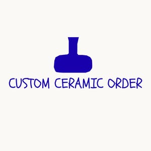 Puede incluir: Un icono gráfico de color azul oscuro con la silueta de un jarrón o botella, situado sobre el texto CUSTOM CERAMIC ORDER en una fuente sans-serif azul oscuro. El diseño se presenta sobre un fondo claro y liso, destacando la forma simple.
