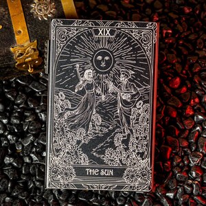 The Sun XIX - ウォレット RFID ブロッキング ポップアップ クレジットカードホルダー タロットデザイン 刻印入り - ミニマリストでカスタマイズ可能な神秘的なギフト (彼女と彼へ)