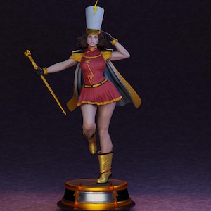 Puede incluir: Figura de una mujer con uniforme de banda de música. El atuendo rojo y dorado incluye una falda corta, una chaqueta y una capa. Lleva un sombrero blanco alto con un rayo y botas doradas. Sostiene un bastón dorado.