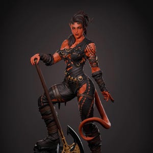 Puede incluir: Figura detallada de una demonio femenina con piel roja, cuernos y cola. Viste una armadura de cuero negro y sostiene un arma con una cabeza de hacha dorada. La figura está posada sobre una base rocosa.