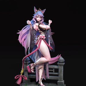 Pode incluir: Figura detalhada de uma mulher com cabelo azul e rosa, vestida com um quimono preto com padrão floral. Ela tem orelhas de raposa e está em pé sobre uma base de pedra com uma pequena ponte. A figura é adornada com flores cor-de-rosa e uma longa cauda cor-de-rosa.