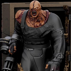 Peut inclure: Une figure menaçante avec de la chair exposée et une tête cousue, vêtue d'une tenue noire semblable à du cuir et tenant une minigun. Le monstre a une bouche béante et émerge d'une porte endommagée. La peau de la figure est un mélange de beige et de rouge.