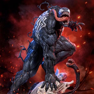 Puede incluir: Estatua detallada del personaje Venom de Marvel Comics, en una pose dinámica. La figura es predominantemente negra con acentos blancos y una larga lengua roja. El fondo es rojo fuego, realzando el efecto dramático.