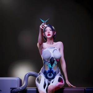 Puede incluir: Una figura futurista con un body blanco y gris con detalles azules y rosas, sosteniendo una mariposa azul brillante. La figura tiene cabello oscuro y lápiz labial rojo, sobre un fondo oscuro.