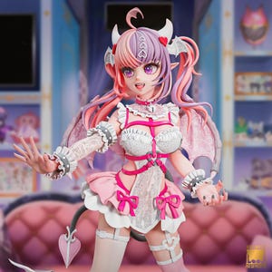 Op de afbeelding: Gedetailleerd beeldje van een personage met roze en paars haar, hoorns en vleugels. Het beeldje draagt een witte en roze outfit met kant en strikken. Het personage heeft een speelse uitdrukking en poseert met één hand uitgestrekt.