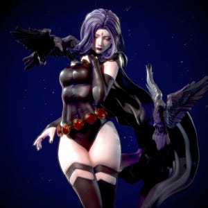 Puede incluir: Figura detallada de un personaje con cabello morado, vistiendo un body negro con detalles rojos. La figura posa con una capa negra fluida y dos figuras de cuervos. El fondo es azul oscuro con pequeños puntos blancos.