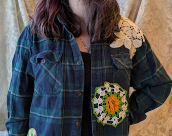 Upcycled Flanellhemd mit Häkelspitze Verzierungen, Größe M