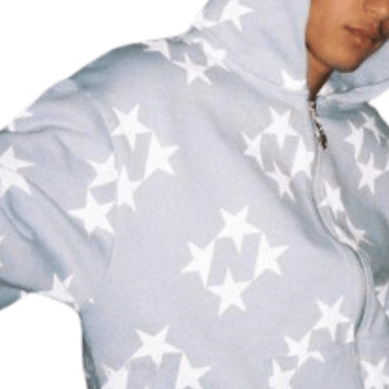 Puede incluir: Sudadera con capucha azul claro con cremallera y un patr&oacute;n repetido de estrellas blancas. La sudadera tiene capucha y cremallera plateada. La tela parece suave y c&oacute;moda.