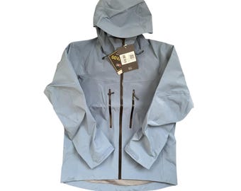 Unisex Minimalist Waterproof Zip Up Long Sleeve Jacket