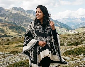 Poncho tipo chal floral negro y crema, chal bohemio con flecos, elegante capa abierta por delante, prenda de punto suave para superponer, acogedor chal para mujer.