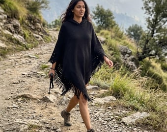 Poncho negro tejido con dobladillo de flecos y escote trenzado, chal de punto artesanal, prenda cómoda de estilo bohemio para mujer.