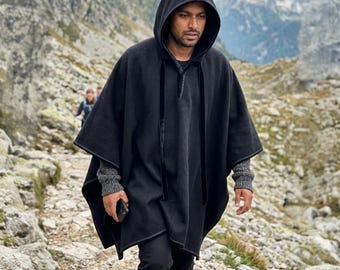 Poncho nero con cappuccio, mantello oversize minimalista, scialle con cappuccio unisex, tessuto morbido e strutturato, capospalla moderno da indossare a strati.
