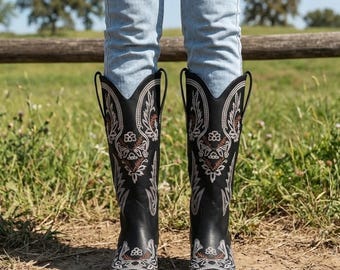 Botas vaqueras negras bordadas para mujer, de media caña, estilo western, con pespuntes florales, punta afilada, de cuero vintage y tacón bajo.
