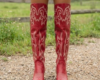 Rode leren cowboylaarzen voor dames – hoge westernlaarzen met borduurwerk, lage hak en ritssluiting aan de zijkant.