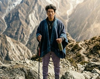 Elegante poncho/chal tejido con estampado tribal geométrico en azul marino y turquesa. Prenda cómoda y elegante para combinar en otoño e invierno.