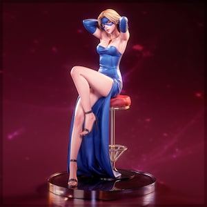 Puede incluir: Figura de una mujer con un vestido azul sin tirantes con una abertura alta, sentada en un taburete rojo. Lleva una máscara azul, guantes y tacones altos. La figura tiene el pelo rubio y un collar dorado. La base es de color metálico oscuro.