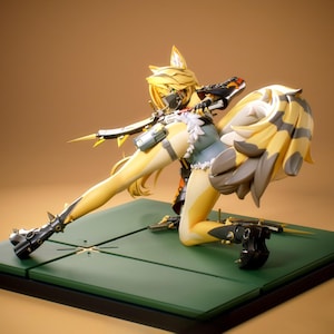 Puede incluir: Figura detallada de un personaje de anime femenino en una pose dinámica. La figura presenta cabello amarillo, una cabeza de zorro y un atuendo futurista con detalles en negro y plata. La base es un cuadrado verde oscuro.