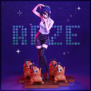 Puede incluir: Figura detallada de una mujer con pelo corto azul, que lleva una camisa con cuello gris claro, pantalones cortos negros y medias hasta el muslo. La palabra "REIZE" está escrita con círculos azules. Cuatro figuras de perros motosierra naranjas están en la base.