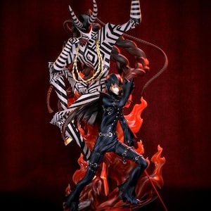 Pode incluir: Uma figura detalhada com um personagem em um traje preto e azul, posando dinamicamente em meio a chamas vermelhas flamejantes. Uma figura maior com um padrão listrado em preto e branco está atrás, com uma corrente de ouro. O fundo é vermelho profundo.