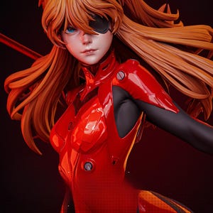 Op de afbeelding: Gedetailleerd beeldje van een personage met lang, golvend oranje haar en blauwe ogen. Het figuur draagt een rood en zwart pak met een zwart ooglapje. De pose is dynamisch, met een rood, speerachtig object op de achtergrond.