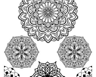 Può includere: Disegni di mandala in bianco e nero. L'immagine presenta un grande mandala dettagliato al centro, circondato da motivi mandala più piccoli e bordi decorativi. I disegni sono intricati e simmetrici, adatti per la colorazione o la decorazione.