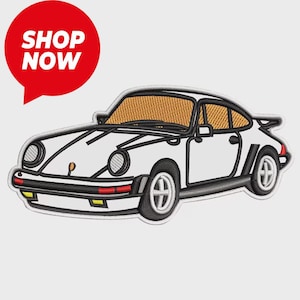 Puede incluir: Parche bordado blanco de un coche deportivo clásico con ribetes negros y parabrisas color canela. El parche tiene una burbuja de diálogo roja con las palabras "SHOP NOW" en blanco.