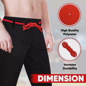 Puede incluir: Pantalones negros de artes marciales con cordón y ribete rojos. La imagen incluye dos ilustraciones de cuerda roja, con el texto "High Quality Polyester" y "Increase Durability" y la palabra "DIMENSION".