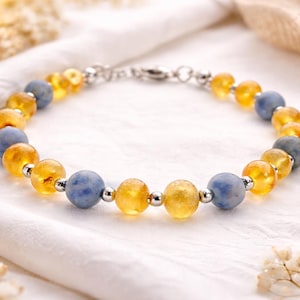 Bärnstenspärlarmband med blå sten, naturliga bärnstenssmycken, minimalistiskt armband, honungsbärnstenspresent till henne, justerbart armband